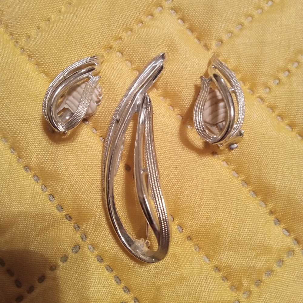 Sara Coventry silvertone brooch earrings set